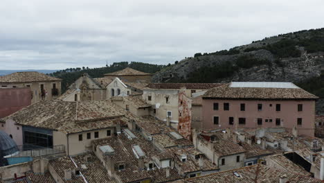 vista sobre los techos de tejas del museo de la ciencia y el convento de la merced en cuenca, castilla la mancha, españa