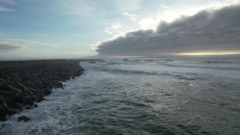 Salpicando-Las-Olas-Del-Mar-En-Las-Rocas