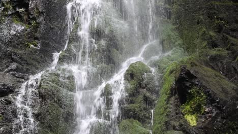 la asombrosa cascada burgbachwasserfall en la selva negra, alemania