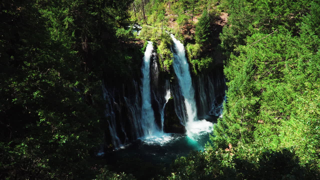 mirando hacia abajo las majestuosas cascadas a través de los árboles en burney falls california, ancho