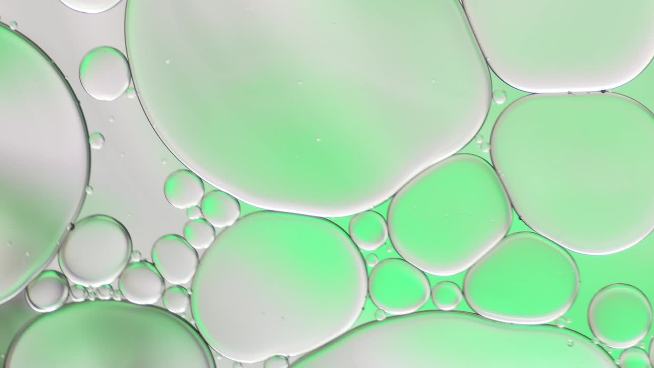 물 위에 떠다니는 기름방울의 다채로운 예술적.