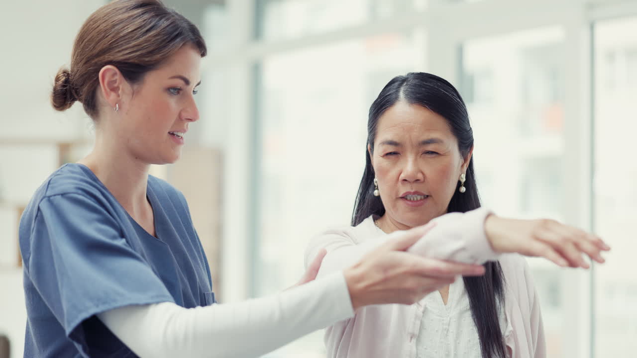 물리치료사, 의사 또는 아시아 여성 스트레칭