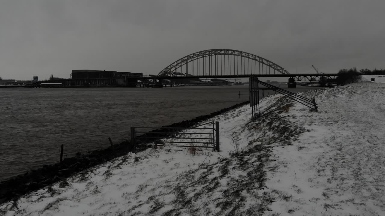 Luminen Noordin joenranta silta taustalla Alankomaissa. - ilmakuva, mustavalkoinen
