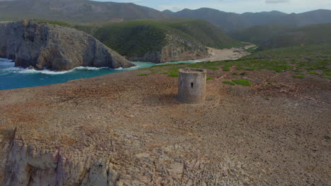 Fantastische-Fernaufnahme-Des-Torre-Di-Cala-Domestica-Auf-Der-Insel-Sardinien-Mit-Blick-Auf-Die-Cala-Domestica