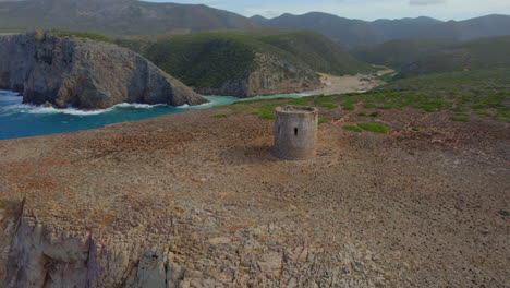 fantástica vista aérea remota de la torre de cala domestica, en la isla de cerdeña y con vistas a la cala domestica