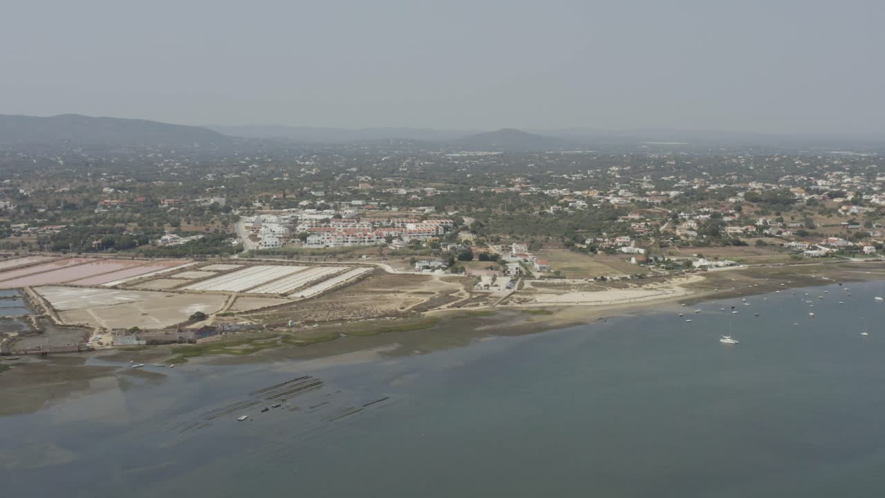 algarve, portugal - una panorámica panorámica de la isla de armona en un día soleado - toma aérea de un avión no tripulado