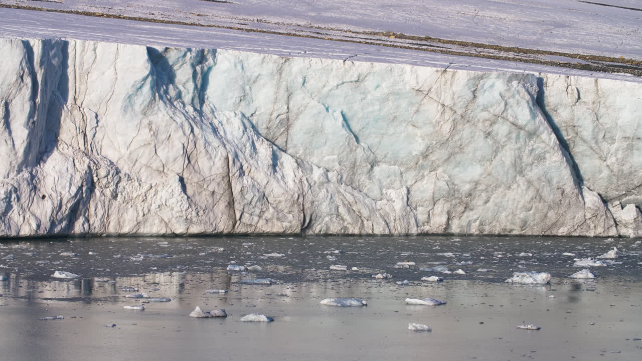 분만 상처가 있는 빙하 빙붕