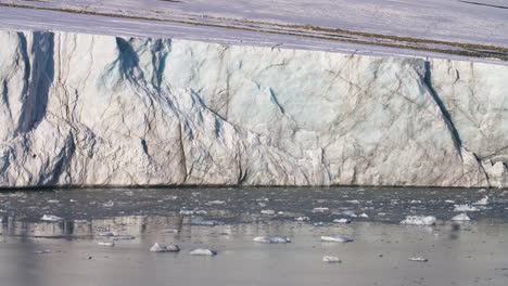 Una-Plataforma-De-Hielo-Glaciar-Con-Cicatrices-De-Parto