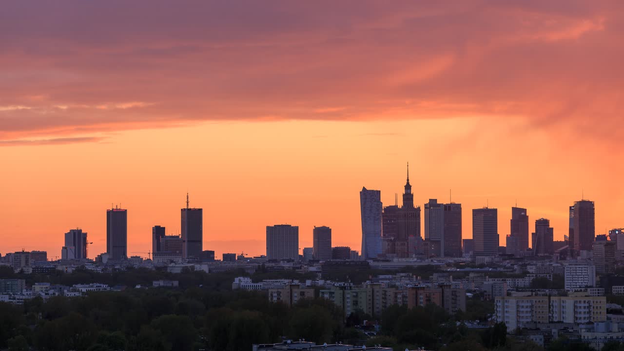 Atardecer sobre Varsovia con un chaparrón rápido. El paisaje urbano se ilumina después del atardecer con las grandes luces de la ciudad