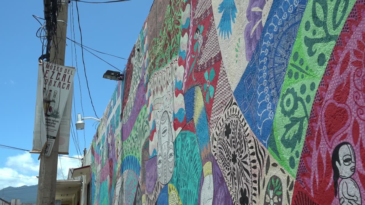 길거리의 벽을 따라 멕시코 스트리트 아트를 보여주는 느린 동작 패닝  ⁇