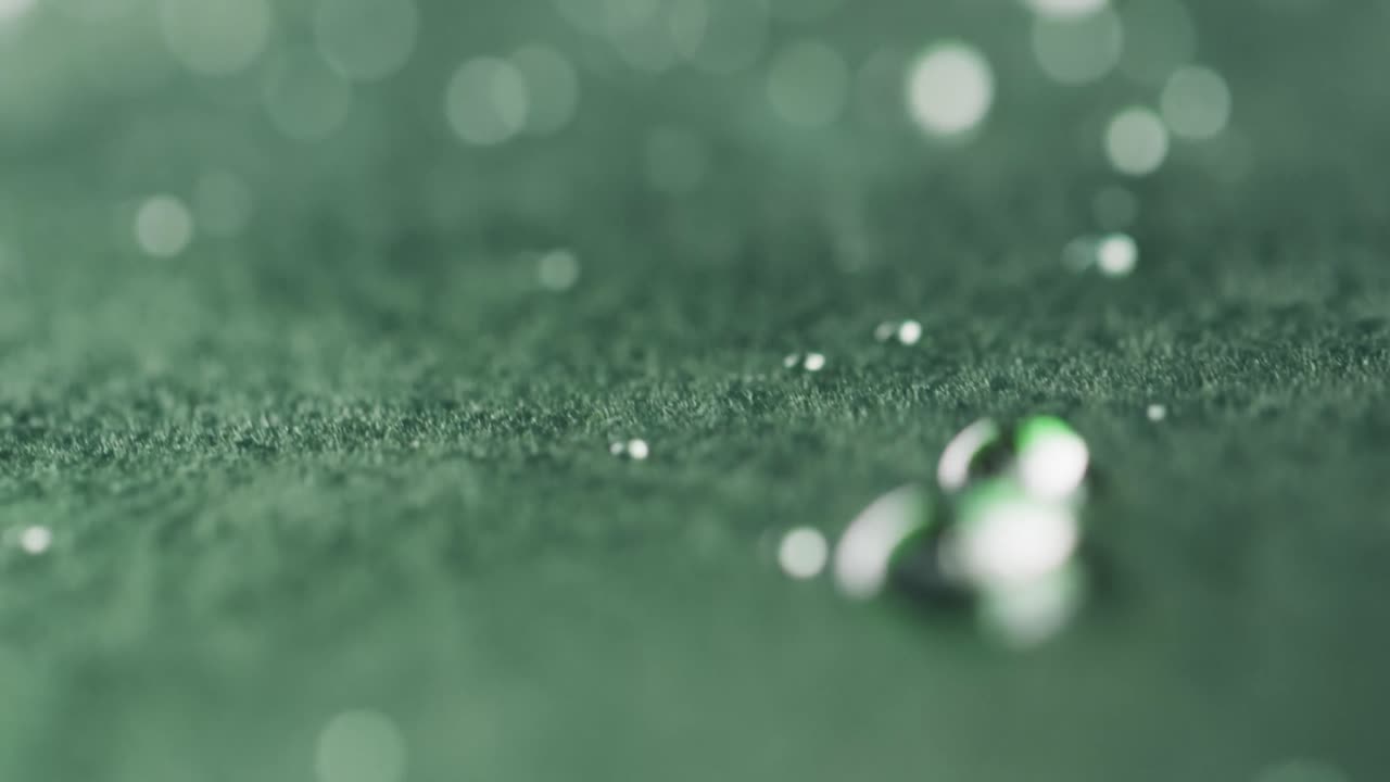 녹색 배경에 복사 공간과 함께 물방울의 클로즈업의 마이크로 비디오