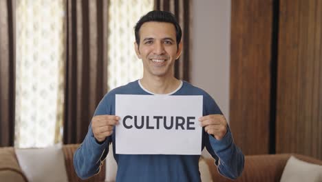hombre indio feliz con un estandarte de la cultura