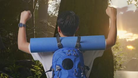 un caminante feliz en el bosque