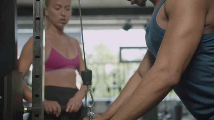 vista de cerca de un hombre afroamericano y una mujer caucásica monitor en el gimnasio