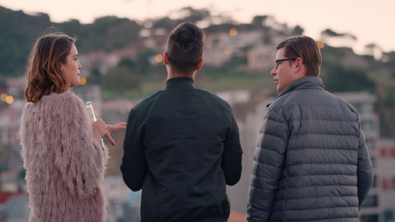 행복한 옥상 파티 친구들이 대화를 나누고 주말에 어울리는 사회적 모임 일몰 때 대화를 즐기는 것