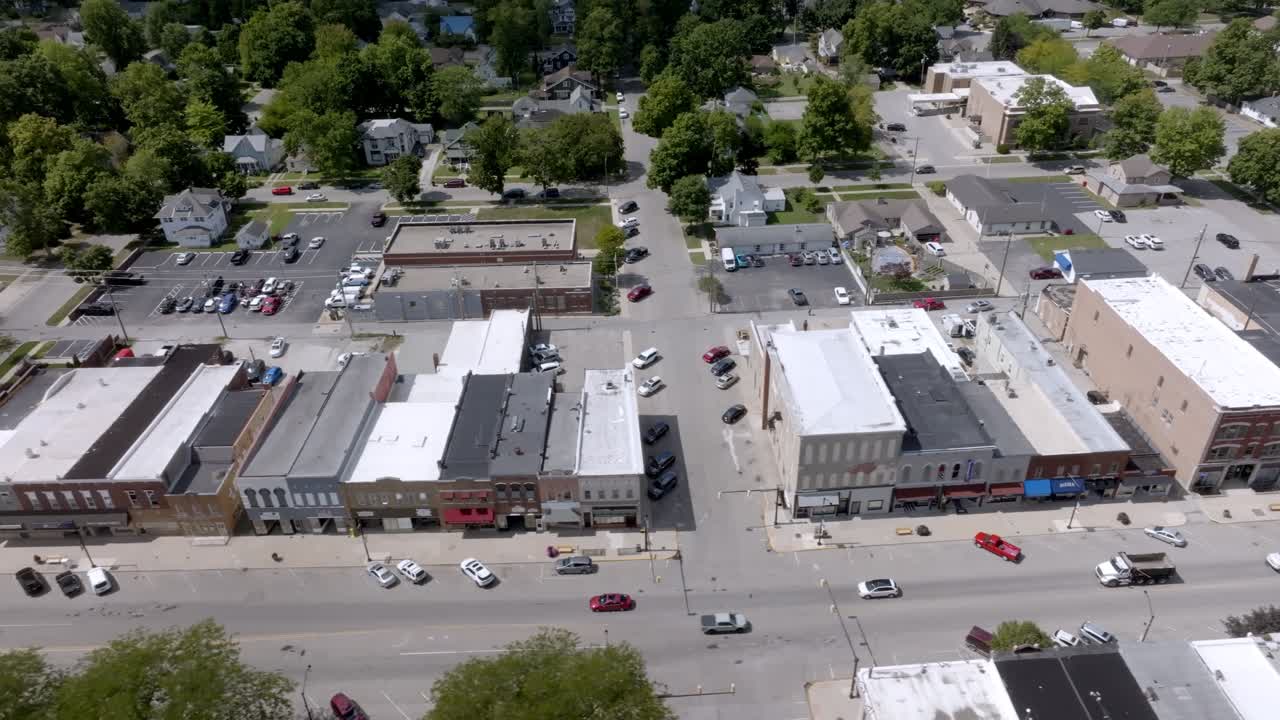 Centro de Rochester, Indiana con vídeo de dron moviéndose lateralmente