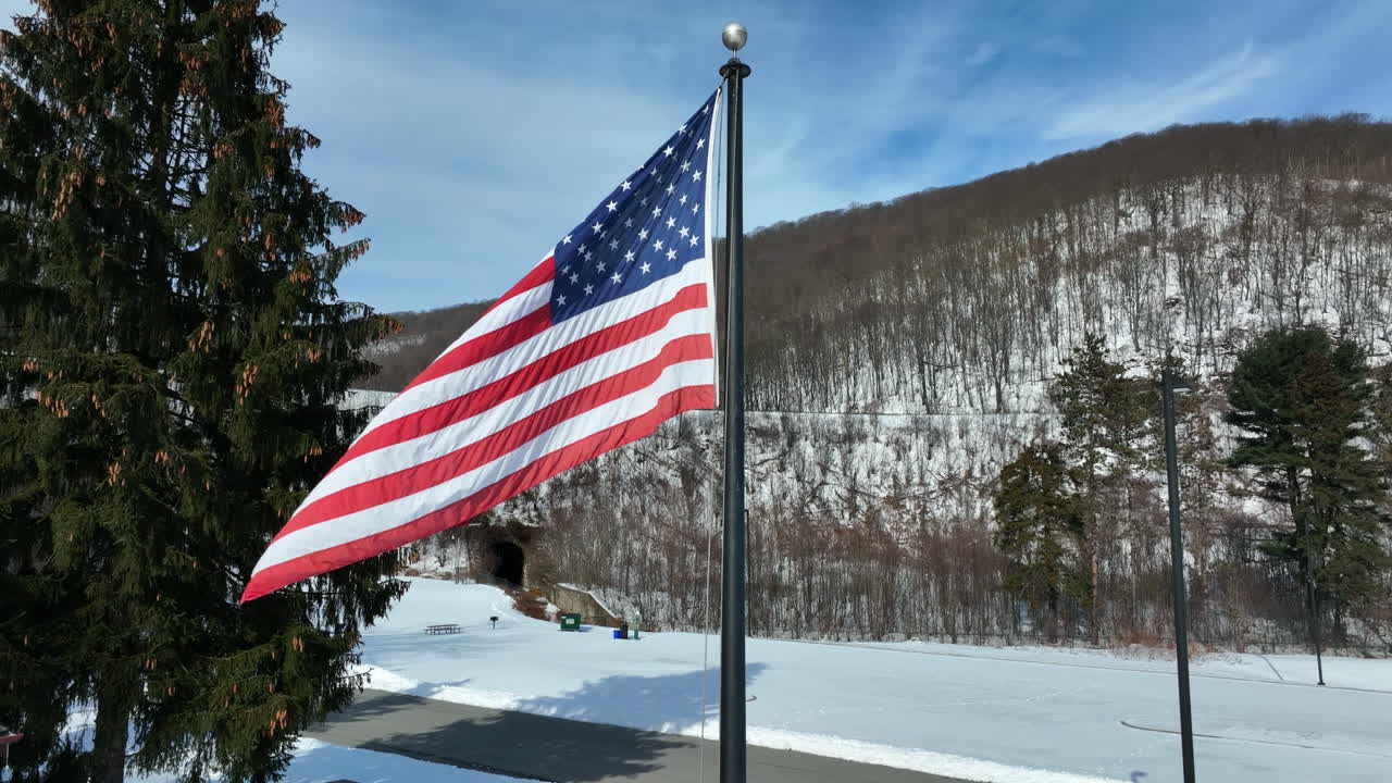La bandiera americana sventola nella brezza.