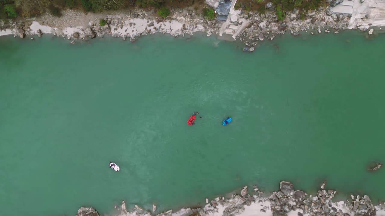 vista aérea de barcos de rafting que pasan por el río ganges - rishikesh, india
