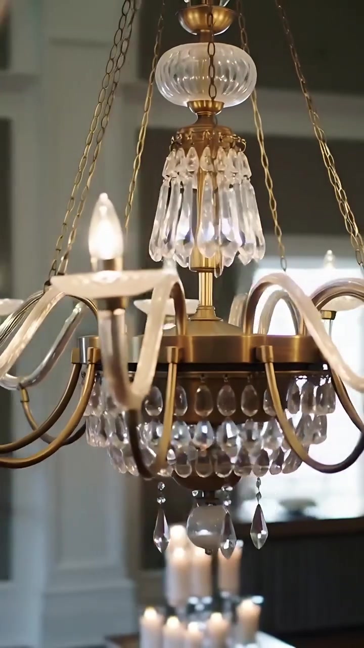 Video verticale: Inquadratura panoramica che rivela un lampadario dorato in una location per l'allestimento di eventi, con prismi e candele.