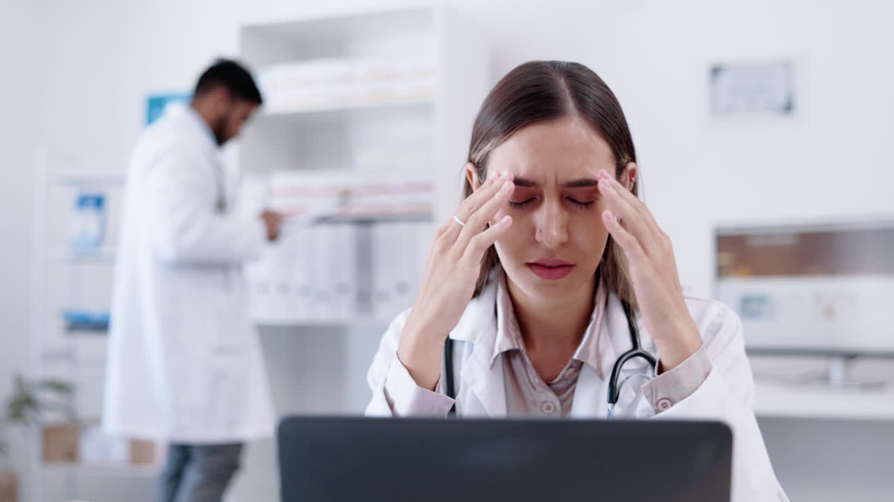 Laptop, sanità e mal di testa con un medico