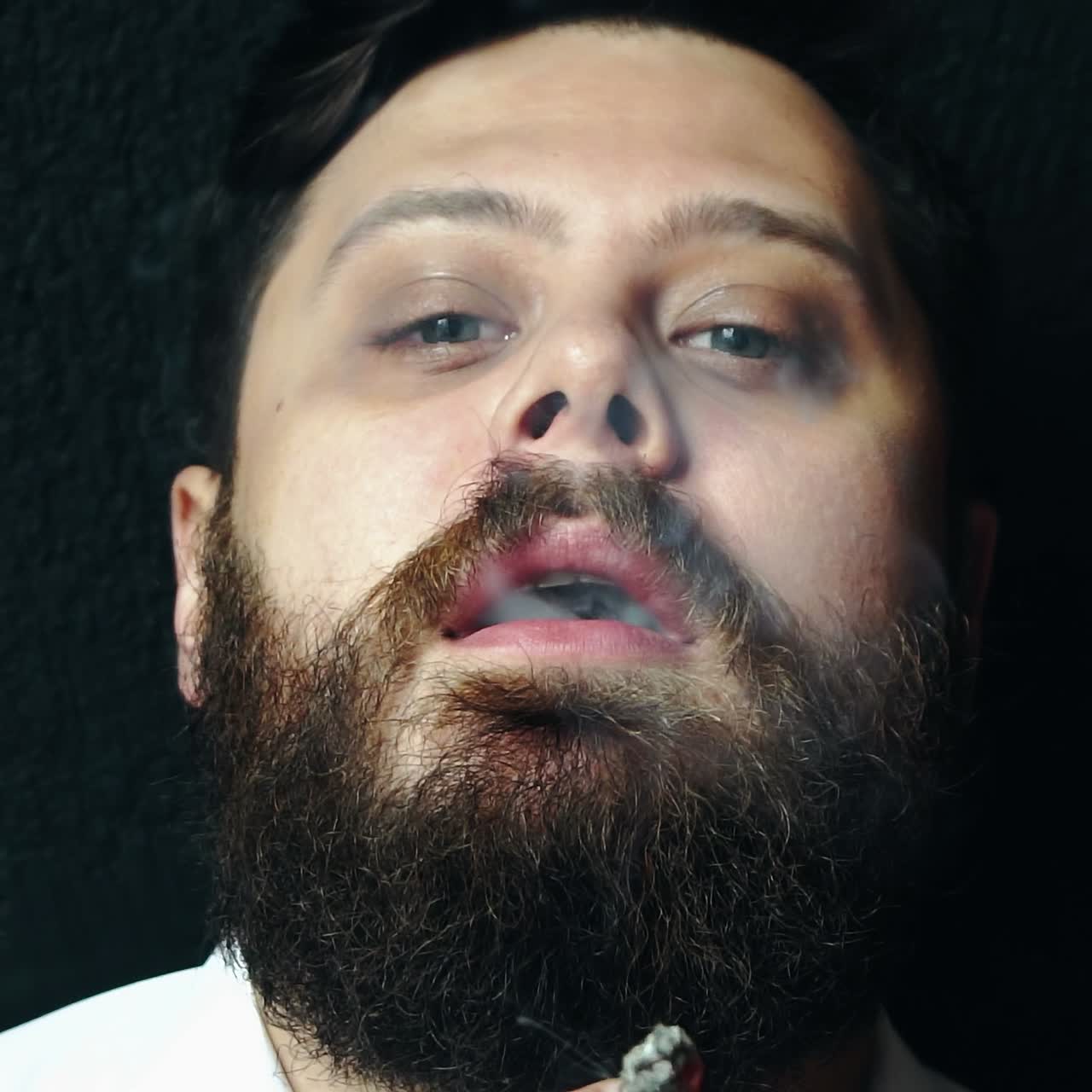 hombre elegante con cigarro