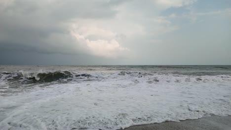 Cámara-Lenta-De-Olas-Rompiendo-En-La-Playa-De-Arena,-Día-Nublado-De-Verano