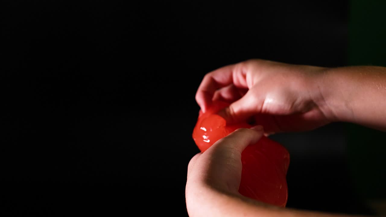 은 점토를 조작하는 손