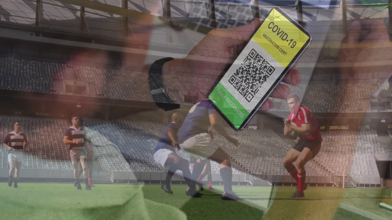 animación de un hombre que sostiene un teléfono inteligente con pasaporte de vacunación contra el covid-19 sobre un jugador de fútbol americano