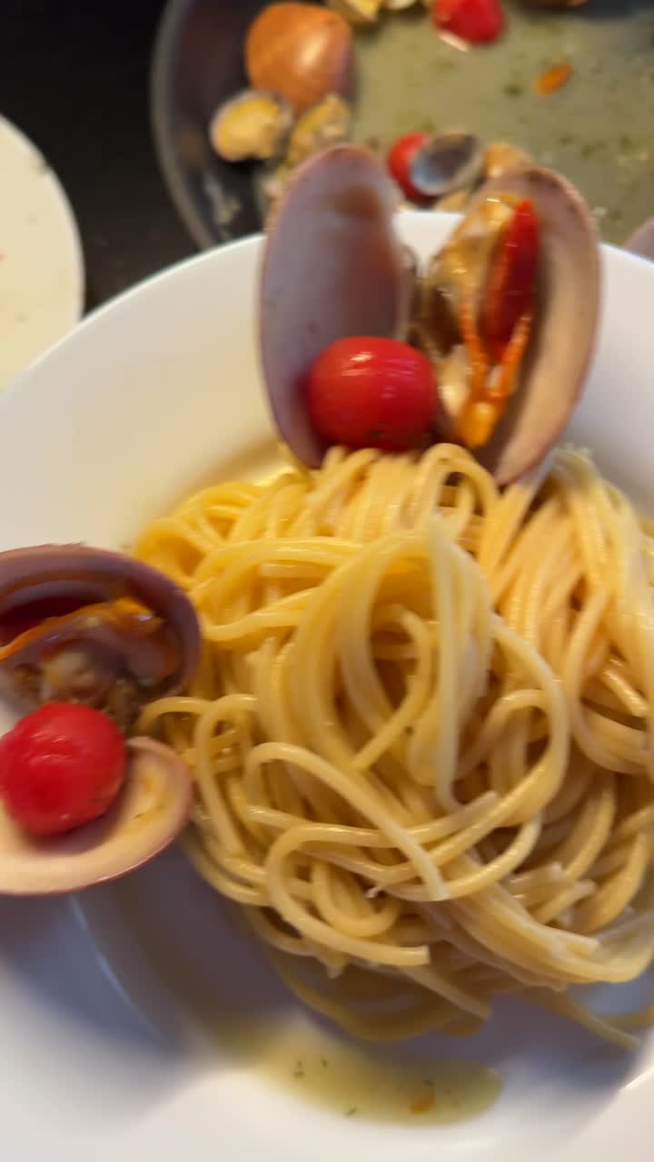 조개와 체리 토마토와 함께 스파게티