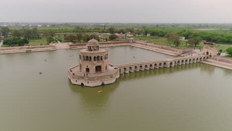 paso elevado aéreo del famoso lago en hiran minar, destino turístico en pakistán
