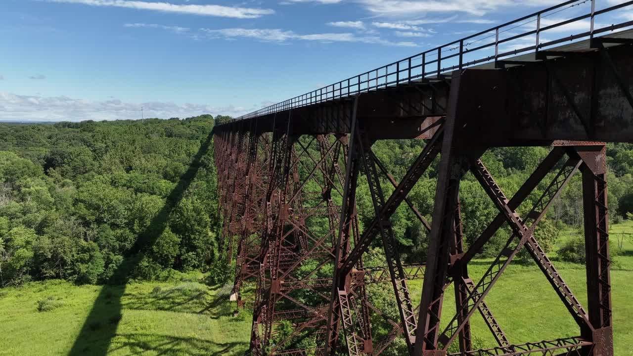 una vista aérea del viaducto moodna, un caballete de ferrocarril de acero oxidado en cornwall, nueva york en un día soleado