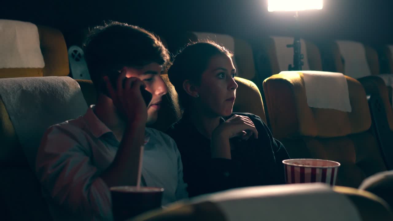 un hombre hablando en un teléfono móvil
