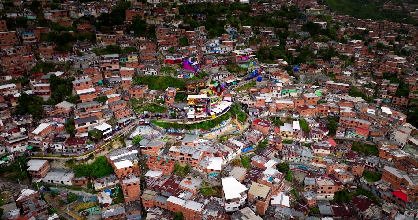 Colorato ma famigerato quartiere popoloso Comuna 13 a Medellin. Vista aerea