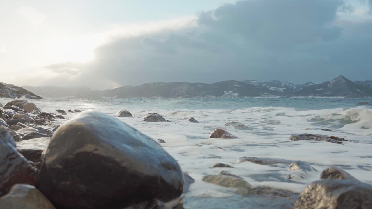 거품이 많은 파도가 굴러 바위에 부서지는 폭풍우 치는 바다 - 넓은