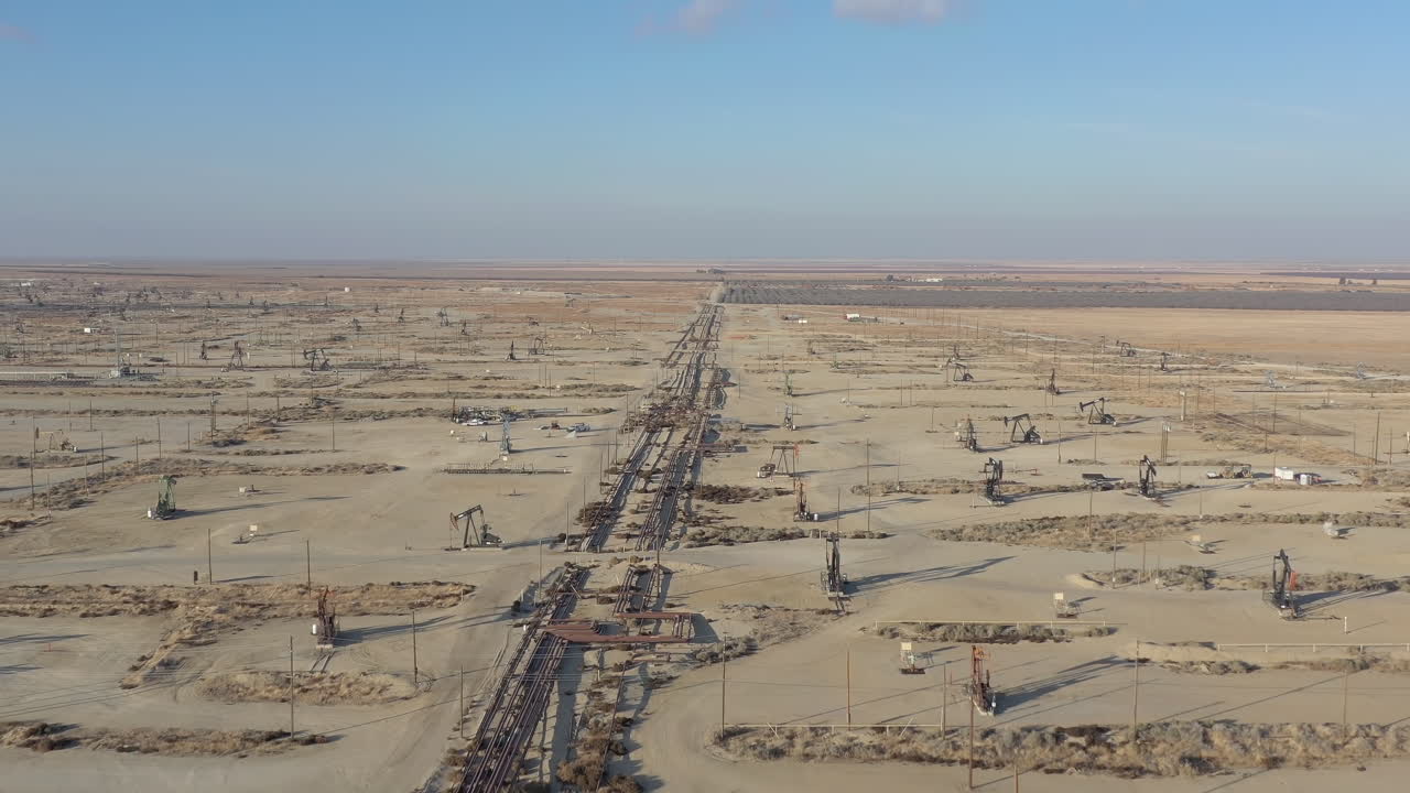 vuelo de aviones no tripulados sobre tomas de bomba en funcionamiento en el campo petrolífero del centro de california