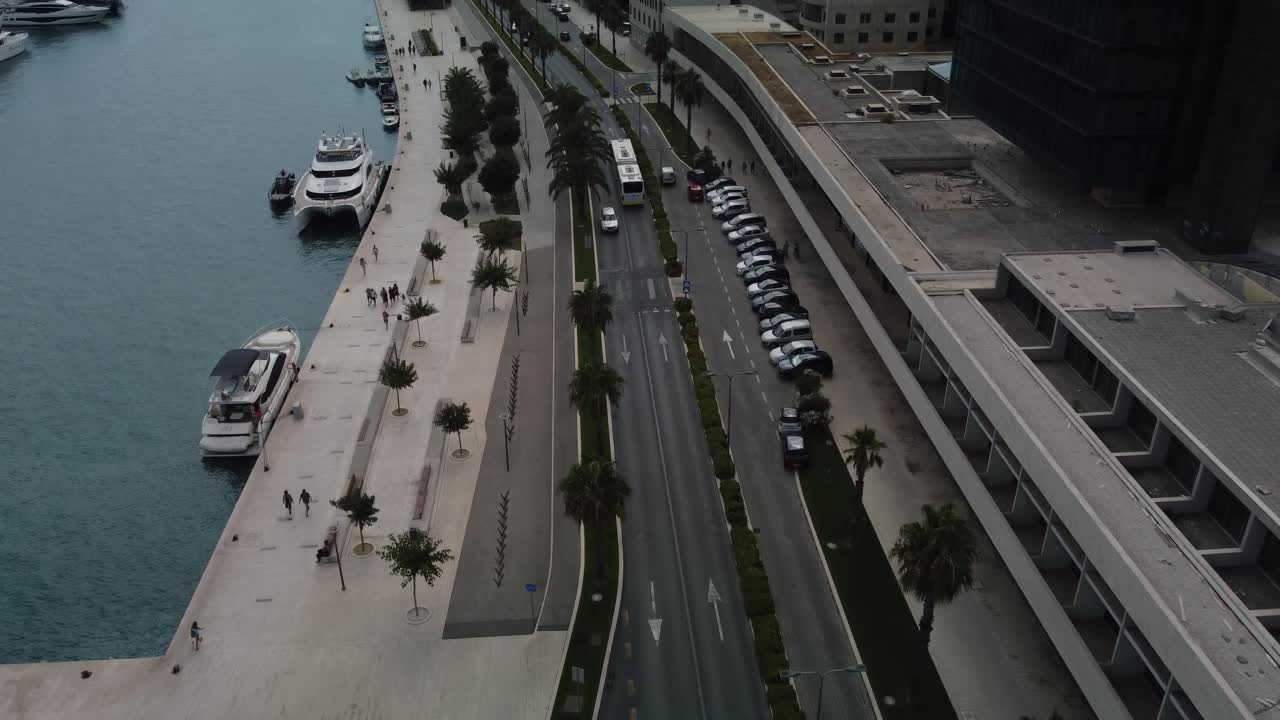 drone revelando toma del puerto de split, croacia, mar adriático con barcos estacionados, yates y embarcaciones