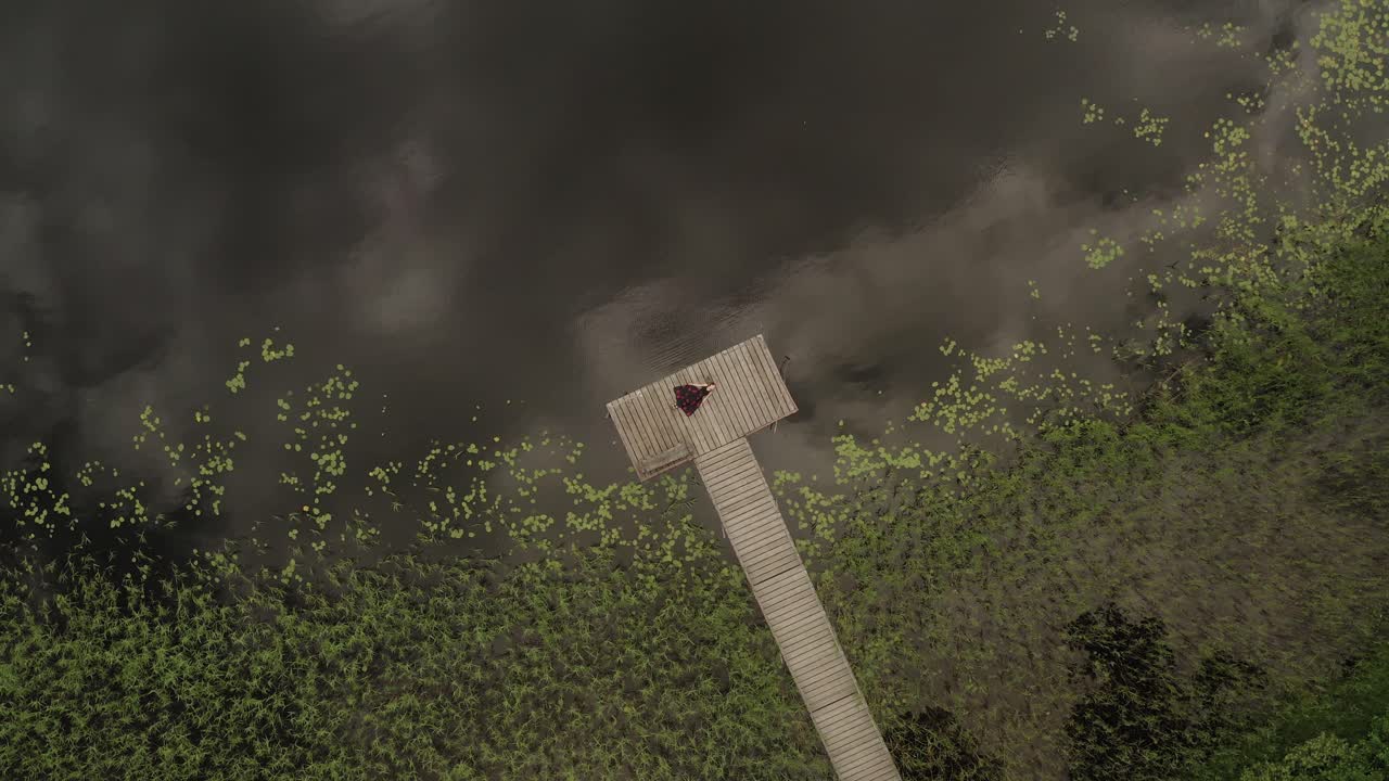 어두운 호수 근처의 나무 길에서 자고 있는 회전 공중 아름다운 소녀