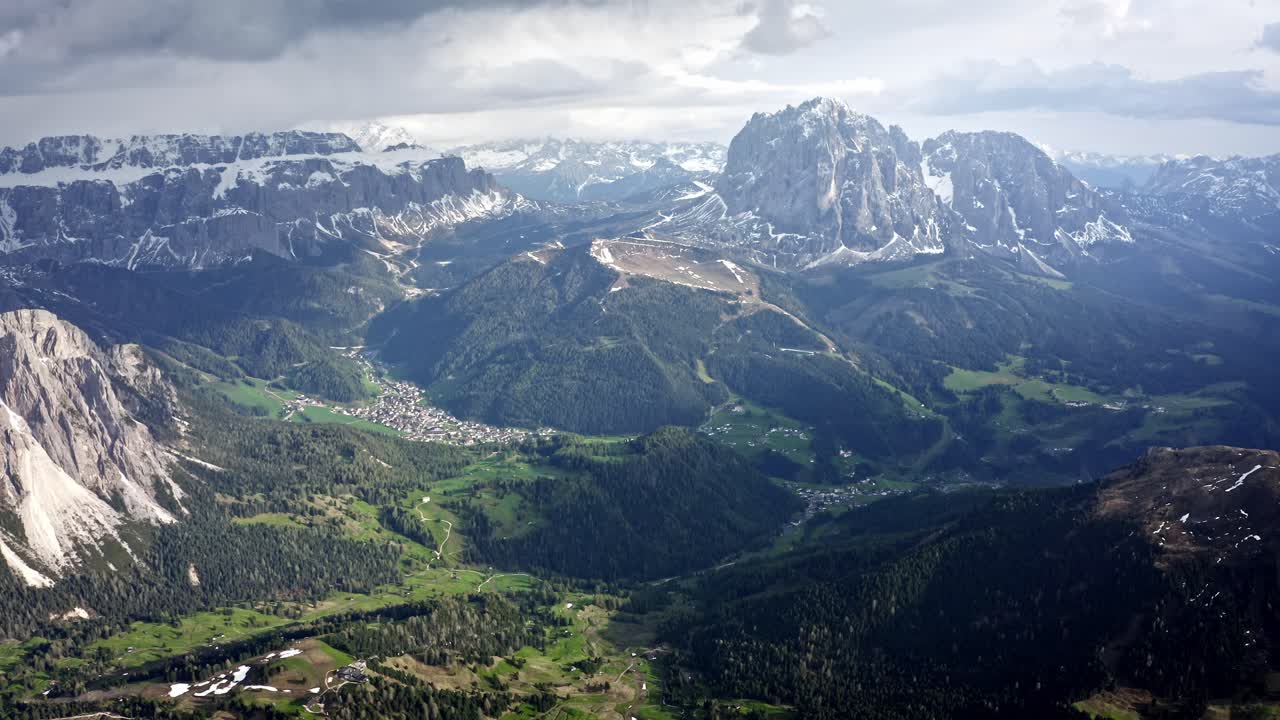 rocosas montañas dolomitas italianas durante un hermoso amanecer y cielo