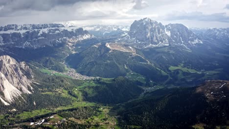 Montañas-Rocosas-De-Los-Dolomitas-Italianos-Durante-Un-Hermoso-Amanecer-Y-Cielo