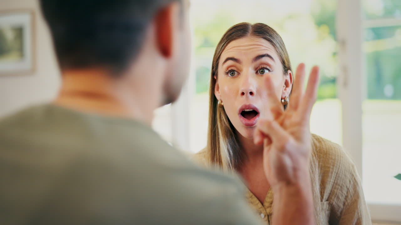 여자 는 싸움 에서 남자 에게 소리 지른다