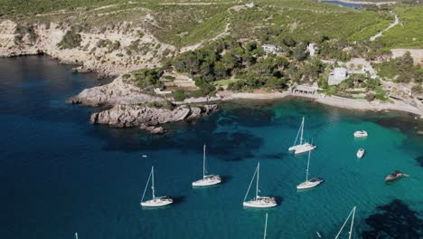 yates y barcos lujosos y caros atracados en la costa de la isla