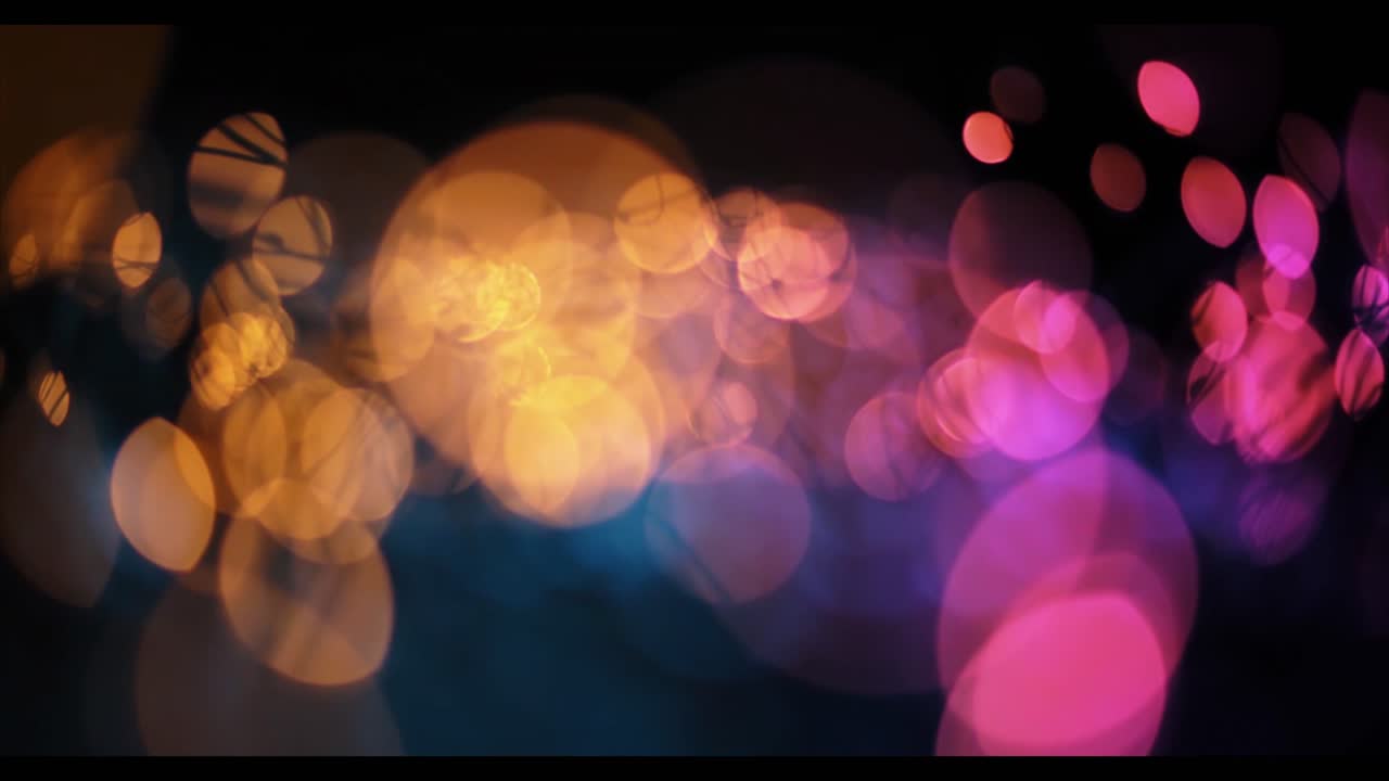 Luci bokeh dinamiche con colori cangianti su sfondo scuro