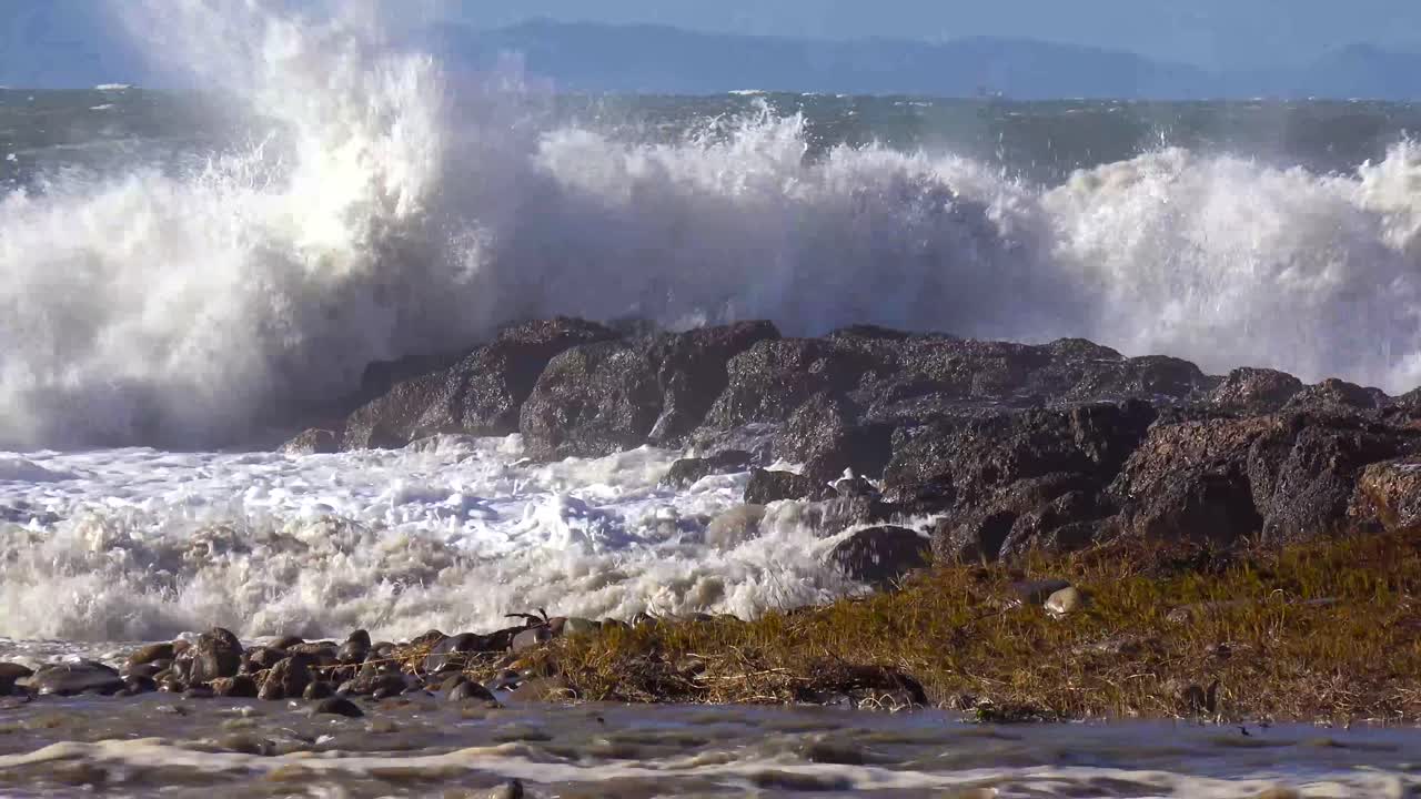 огромные волны обрушиваются на калифорнийский пляж во время очень сильного шторма 4