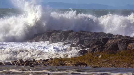 enormes olas rompen en una playa de california durante una gran tormenta 4