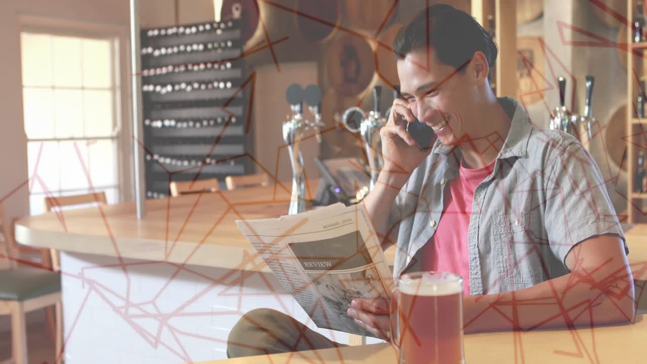Pelanggan pria menjawab telepon, bereaksi terhadap berita, membaca koran di bar, overlay jaringan yang menghubungkan telepon