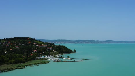 Gran-Altitud-Avanzando-Material-De-Archivo-Areial-4k-Sobre-El-Lago-Balaton