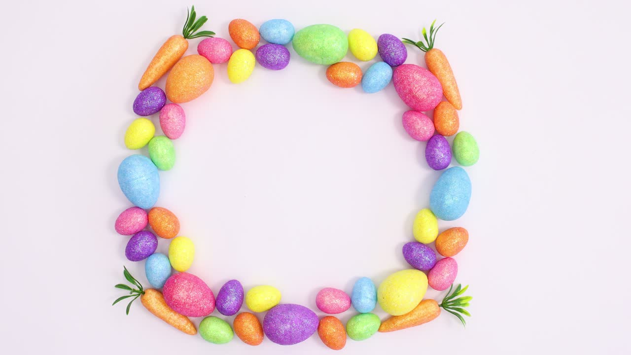 Cornice creativa e vivace con spazio per il testo, fatta di uova di Pasqua. Flat lay in stop motion.
