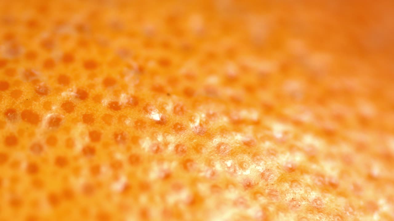 la cáscara amarilla de la toronja gira lentamente.