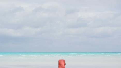 playa tropical de lujo blanca con una maleta de colores