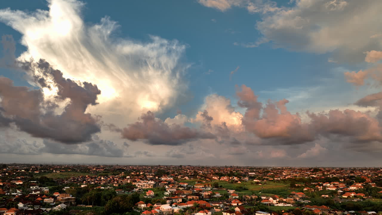 hyperlapse timelapse del cielo al atardecer con nubes abstractas en movimiento sobre el pueblo indonesio de canggu, bali